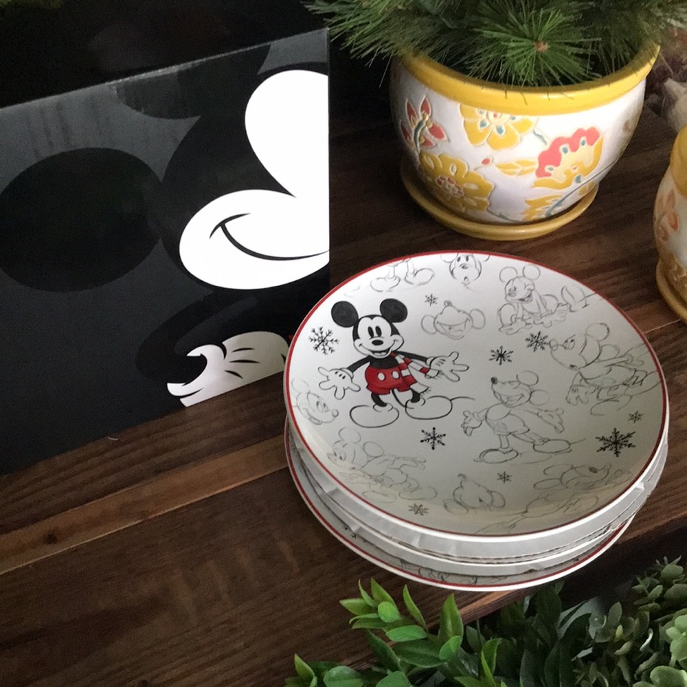 Pottery Barn Disney Mickey Mouse Holiday Stoneware Salad Plates - Set Of 4 - Picture 4 of 17